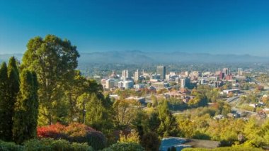 Asheville City Downtown Uzun Menzilli Görünümü ile Yavaş Yavaş Panning Sağ Blue Sky ve Sonbahar Renkli Yeşillik ile Sonbahar sırasında Town Mountain görülen