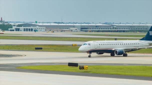 Letadlo Airways Expres Komerční Jet Airliner Taxiing Směrem Odbavovací Budově — Stock video