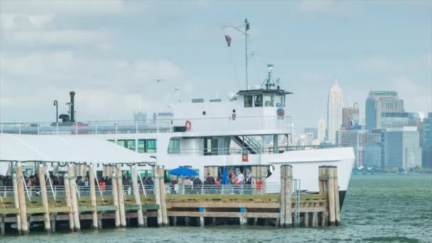游客下车在自由岛的渡轮访问自由女神像与纽约市的背景 — 图库视频影像