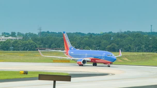 Atlanta International Airport Southwest Airlines Boeing 737 Coming Taxiway Bend — Stok Video