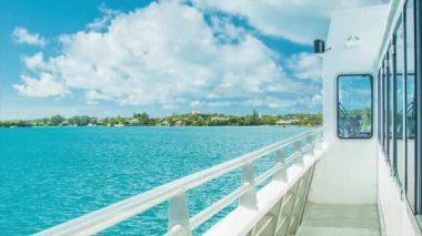 Güneşli Bir Günde Tropikal Turkuaz Su'da St Georges'tan Hamilton'a Bir Yolculuğun Başlangıcı Sırasında Bermuda'da Yüksek Hızlı Feribot