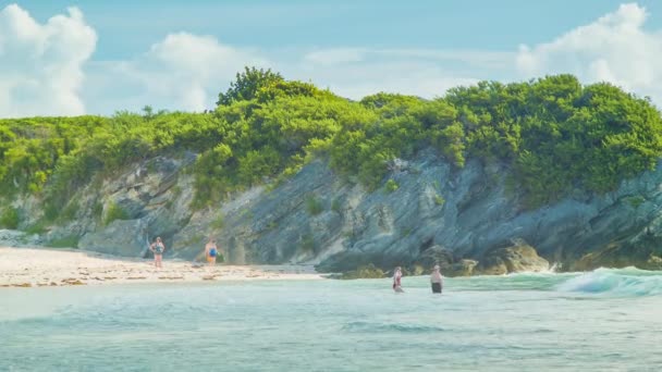 People Vacation Swimming Secluded Beach Bermuda Surrounded Natural Rock Green — Stock Video