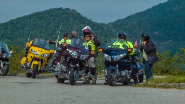 Группа Людей Мотоциклах Видом Блю Ридж Паркуэй Возле Эшвилла Смоки — стоковое видео