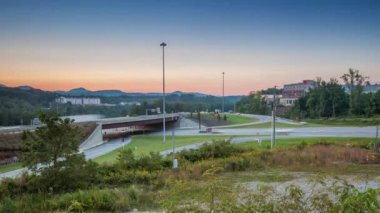 Arka planda Batı Kuzey Carolina Güzel Blue Ridge Dağları ile I26 ve Uzun Shoals Rd Arden Hızlı Hareketli Trafik ile Gündüzden Geceye Asheville Nc Timelapse