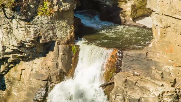 Крупним Планом Вид Вершину Linville Водоспад Водоспад Водою Тече Басейну — стокове відео