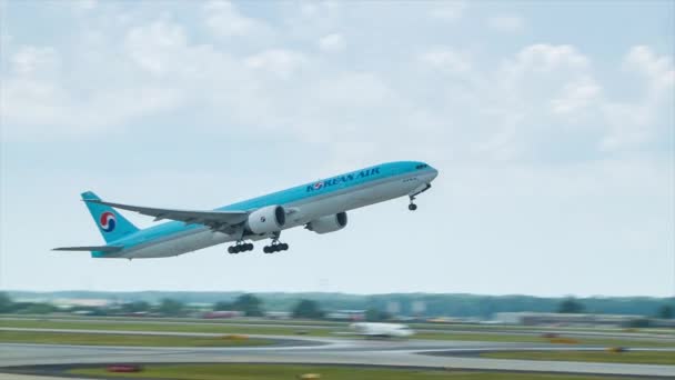 大韩航空波音777 300从哈特斯菲尔德 杰克逊亚特兰大国际机场起飞 优雅地飞入多云的天空 — 图库视频影像