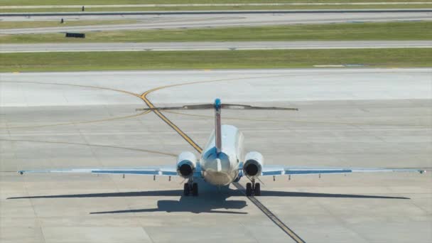 Regional Jet Airliner Pasażerski Samolot Komercyjny Taxiway Widziany Zza Przygotowuje — Wideo stockowe