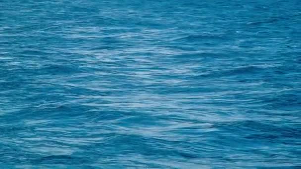 海洋膨胀在蓝色水的海上唤醒中摆动的特写 — 图库视频影像