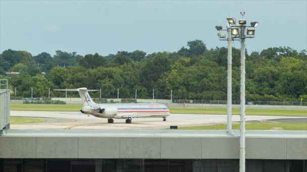 一架美国航空公司 商用喷气式客机在路易斯安那州一个阳光明媚的日子 在路易斯 阿姆斯特朗新奥尔良国际机场的 Msy 滑行到跑道 — 图库视频影像