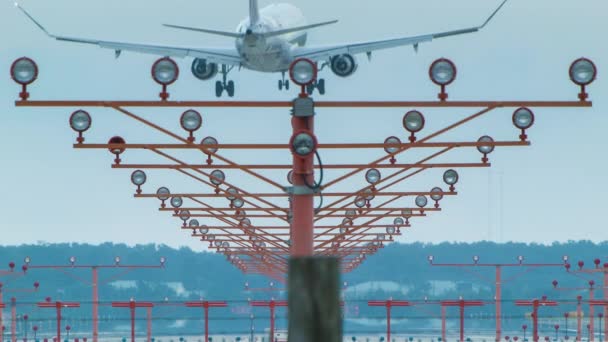Avion Ligne Atterrissant Aéroport Dessus Des Feux Approche Jour Vus — Video