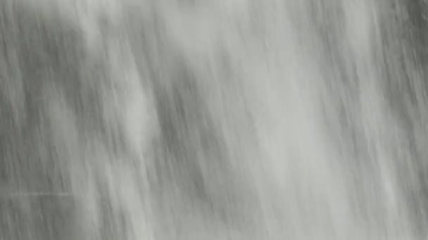 Крупный План Водопада Падающего Высоты Глядя Стеклянные Водопады Горах Голубого — стоковое видео
