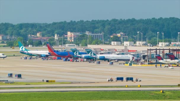 美丽的充满活力的实时亚特兰大机场场景 包括五家航空公司 包括达美 西南和 Air Tran 在阳光明媚的日子 在前台起飞 — 图库视频影像