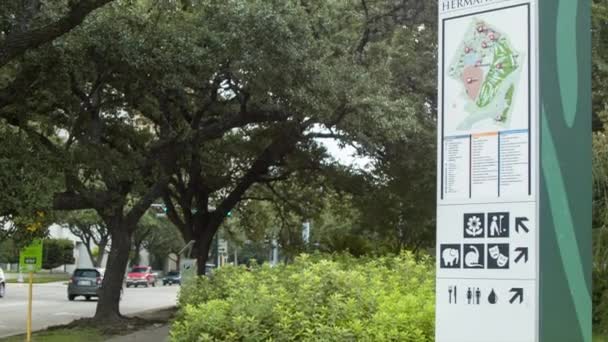 Hermann Park Houston Con Cartel Información Entre Exuberantes Plantas Árboles — Vídeo de stock