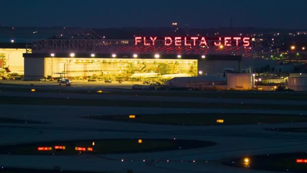 Noc Wieczór Delta Airlines Hangars Fly Delta Jets Sign Komercyjnego — Wideo stockowe