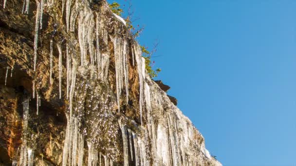 Panning Verso Congelato Blue Ridge Mountain Rock Face Con Ghiaccioli — Video Stock