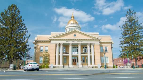 Lalu Lintas Main Street Depan Historic Courthouse Downtown Hendersonville Menampilkan — Stok Video