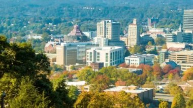 Asheville City Downtown Üzerinde Close-up Panning Bir Sonbahar Günü sırasında Town Mountain görülen Mavi Gökyüzü ve Sonbahar Renkli Yeşillik ile