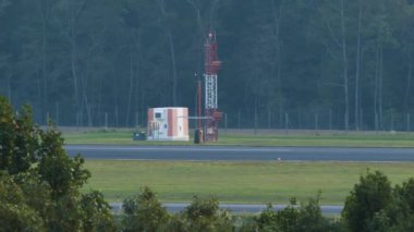 Asheville Bölgesel Havaalanı'nda Yaz aylarında Yeşil Ağaçların Arkasından Geçen Taxiway Bir United Airlines Jet Batı Kuzey Carolina Blue Ridge Dağları Nestled