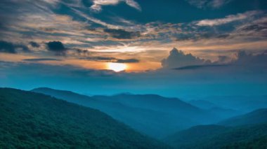 Asheville North Carolina yakınlarındaki Craggy Gardens Blue Ridge Parkway Gelen Canlı Blue Ridge Mountain Sunset