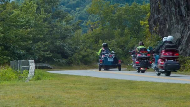 Convoy Del Club Motocicleta Que Monta Blue Ridge Parkway Verano — Vídeos de Stock