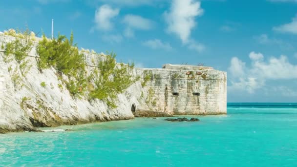 晴れた日の青空に熱帯の海と白い雲をフィーチャーしたバミューダの王立海軍ドックヤードキングスワーフの歴史的なフォート建築 — ストック動画