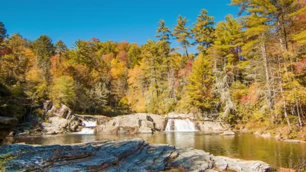 Верхній Ставок Вода Падає Linville Falls Оточенні Осінніх Кольорових Дерев — стокове відео