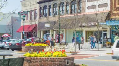 Hendersonville North Carolina City Center Pastoral Bir Günde İnsanlar Dumanlı Dağlarda Bahar sırasında Renkli Çiçekler ile Ana Cadde'de Storefronts boyunca Strolling ile.