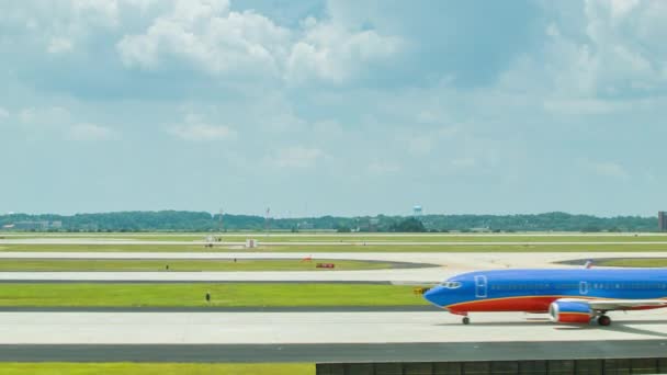 Southwest Airlines Passenger Jet Taxiing Outro Lado Tela Direita Para — Vídeo de Stock