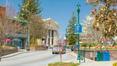 Tarihi Binaların Önünde Renkli Laleler ve Batı Kuzey Carolina Dağlarında Berrak Mavi Gökyüzü ile dolu ÇiçekTarlarda Mevsim Renkleri ile Bahar aylarında Main Street Hendersonville Nc Bir Pastoral Sahne