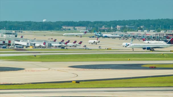 活力四射的亚特兰大国际机场 从各种航空公司乘坐商业客机 在世界最繁忙的机场度过一个阳光明媚的夏日 在候机楼 出租车 着陆和起飞 — 图库视频影像
