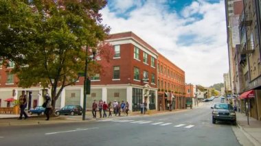 Asheville Nc Şehir Merkezi Sokaklar Tuğla Binalarda Geçmiş Perakende Satış Yürüyüş İnsanlar ile