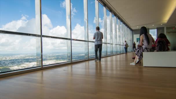 国际游客享受休斯顿从Jpmorgan大通塔建筑观景台天空休息室的热门旅游景点提供得克萨斯市的壮丽景色 — 图库视频影像