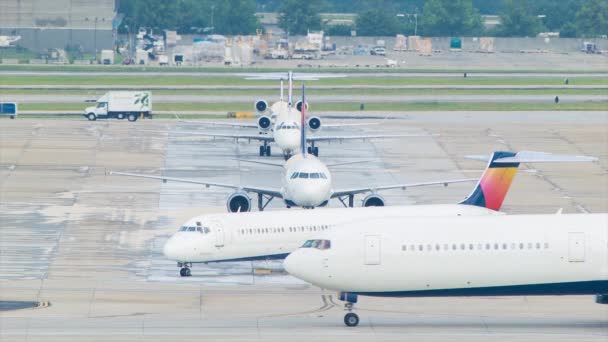 Універсальний Комерційні Літаки Фіктивними Лівреми Зайнятий Аеропорт Очікування Відповідності Великим — стокове відео