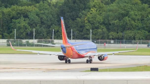 Een Boeing 737 3H4 Van Southwest Airlines Close Volgt Tijdens — Stockvideo