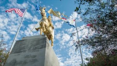 Golden Joan of Arc Maid of Orleans Heykeli Fransız Mahallesi Place de France Park New Orleans La Louisiana Decatur Caddesi'nde Bir Mavi Gökyüzü Beyaz Bulutlar ile Güneşli Bir Gün