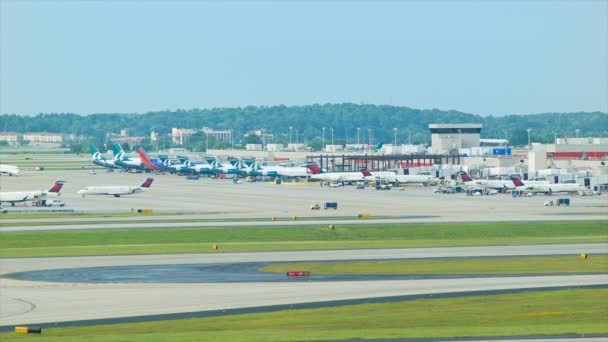 晴れた日のアトランタ空港の活動タイムラプスは ハーツフィールド ジャクソン アトランタ インターナショナル空港の様々な航空会社の民間旅客機をフィーチャーした青空でタイムラプス — ストック動画