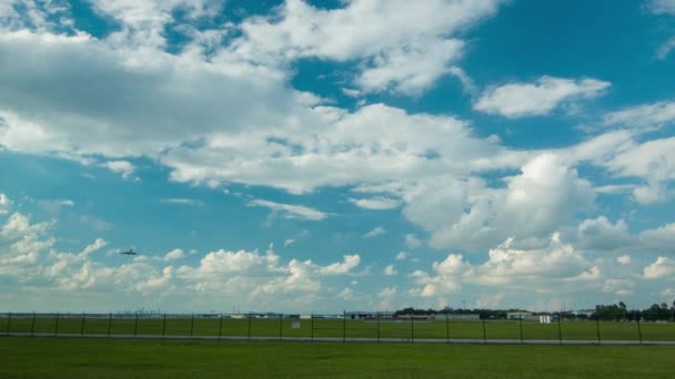Широкий Зеленый Аэродром Аэропорту Хьюстона Бизнес Джетом Взлетающим Голубое Небо — стоковое видео