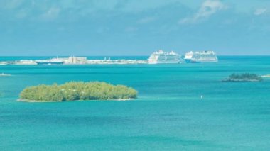 King's Wharf Bermuda bakan Iki Büyük Cruise Ships Kraliyet Donanması Tersanesi Turkuaz Su Yeşil Adaları ve Güneşli Bir Günde Bir Mavi Gökyüzü featuring Demirli ile