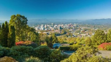 Yavaş yavaş Panning Asheville City Downtown Bir Mavi Gökyüzü ve Sonbahar Renkli Yeşillik ile Sonbahar sırasında Town Mountain görülen Bir Uzun Menzilli Görünümü ile Sol