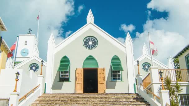 百慕大圣乔治镇历史悠久的圣彼得教堂 在蓝天白云前挥舞旗帜 是阳光明媚的日子 — 图库视频影像