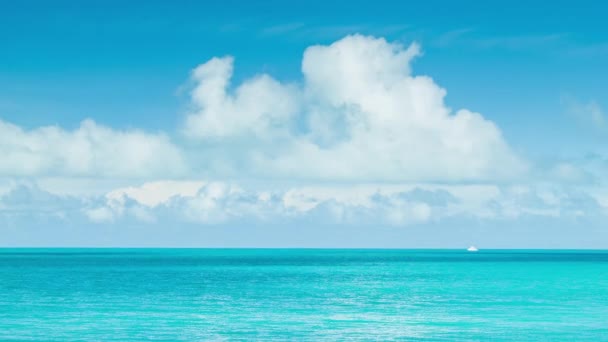 Pequeño Barco Blanco Las Vastas Aguas Tropicales Del Océano Las — Vídeos de Stock