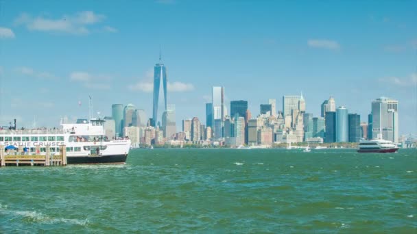 Staty Cruises Ferry Boat Avgår Liberty Island Tar Turister Tillbaka — Stockvideo