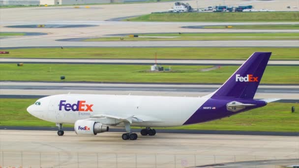 Fedex Airbus A310 Air Cargo Teherhajó Vezetés Egy Taxiút Atlanta — Stock videók