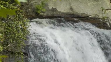 Batı Kuzey Carolina Blue Ridge Mountain Dupont Devlet Ormanı'nda Highway 276 üzerinde Looking Glass Falls Top