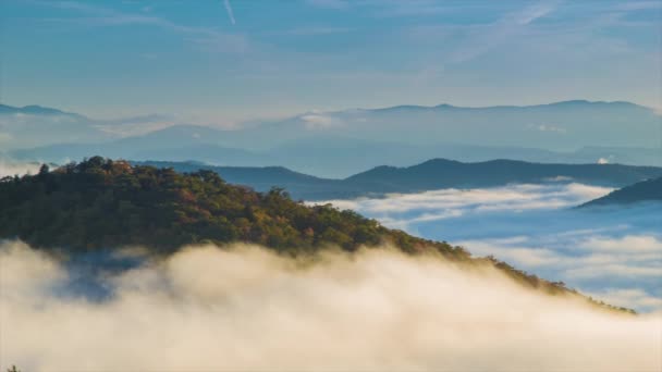 Panning Blue Ridge Mountains Met Bergen Die Door Wolken Lopen — Stockvideo