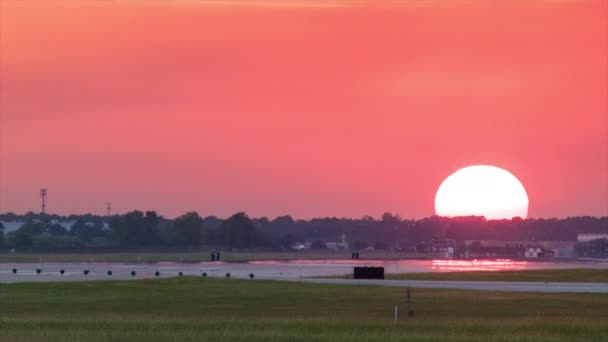 Εμπορική Επιβατηγό Επιβατηγό Αεροσκάφος Προσγειώνεται Κατά Διάρκεια Του Πολυσύχναστου Ηλιοβασιλέματος — Αρχείο Βίντεο
