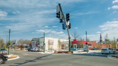 Hendersonville, Nc Main Street ve Four Seasons Bulvarı Kavşağı'nda Interstate 26 doğru Batı Kuzey Carolina Blue Ridge Dağları'nda Güneşli Bir Günde Araç Trafiği ile
