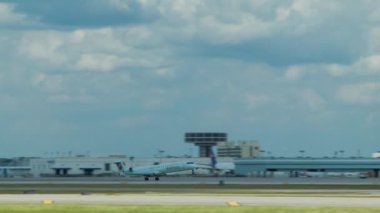 Air Canada Jazz Express Bombardier Crj-705er Bölgesel Jet Uçağı Sıcak ve Güneşli Teksas Günü Houston George Bush Kıtalararası Havaalanı'ndan Kalkış