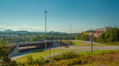 Interstate 26 ve Uzun Shoals Road Biltmore Park ve Wnc Blue Ridge Dağları'nda güneşli bir günde Hızlı Hareketli Trafik ile Asheville North Carolina Timelapse
