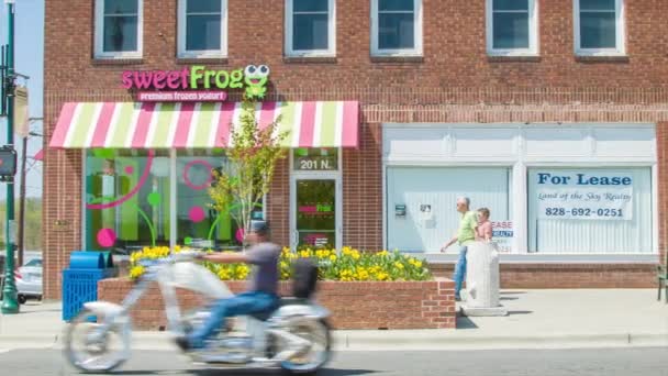 在北卡罗来纳州亨德森维尔市中心 人们和车辆经过一家冷冻酸奶店 在Wnc的蓝岭山脉的春天 色彩鲜艳 — 图库视频影像